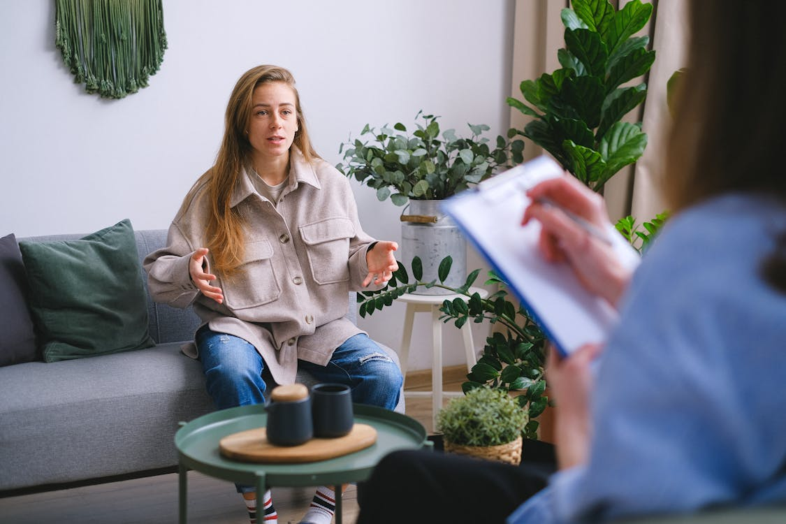 woman explaining problems to a therapist