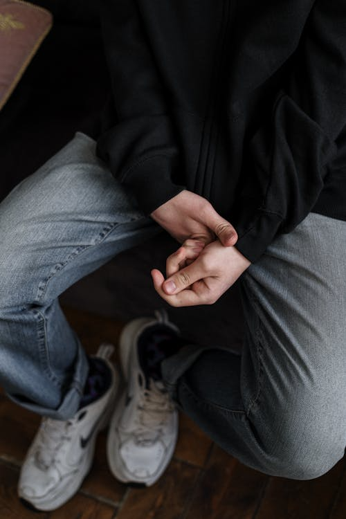 An image of a therapist writing on a clipboard